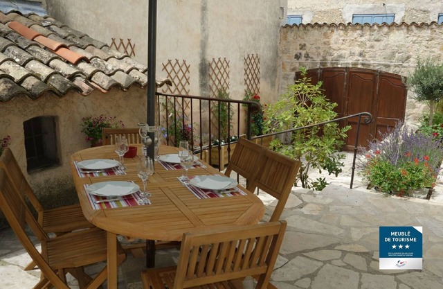 THE GARDEN OF THE VILLAGE IN VALBONNE (3 *): live in-out