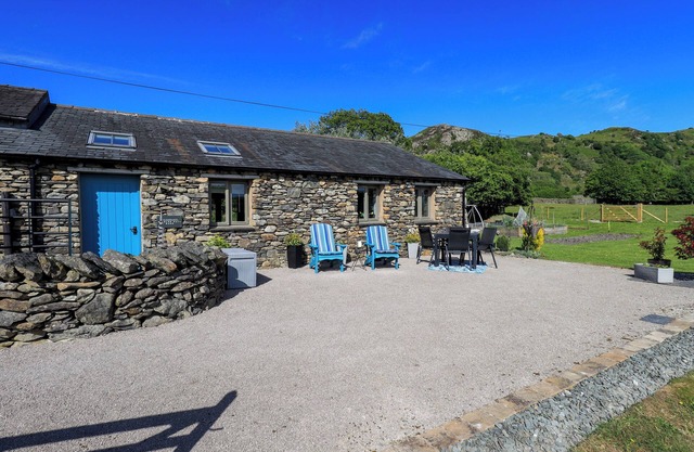 THE GARDEN SUITE AT FIDDLER HALL BARN, romantic in Newby Bridge