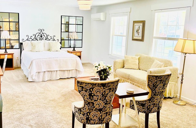 The Gardenia Suites ™ - Suite B ~ Country feel in the heart of Spring Hill.
