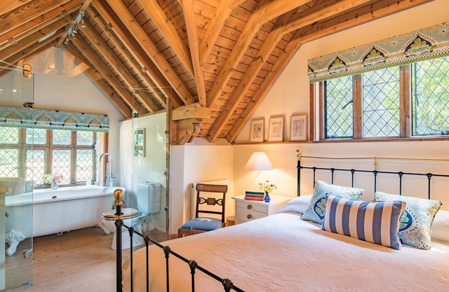 The Gate House - sleeps 4 guests in 2 bedrooms