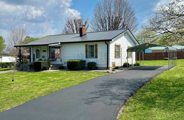 The Gatehouse, 2-bedroom house in charming Gamaliel with WiFi, AC, pet friendly.