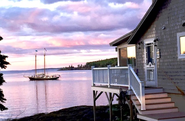 The Gem of the Mid-Coast Oceanfront Cottage on Private Beach