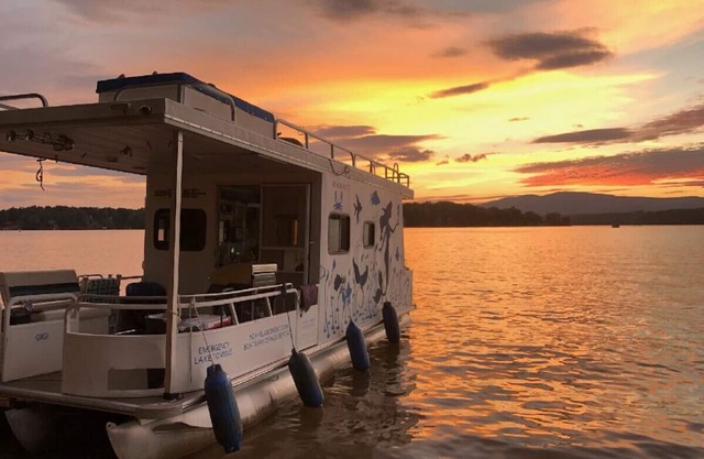 The Gigi - A Mermaid Houseboat on Lake James