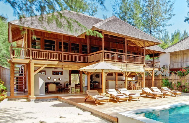 The Gili Beach Resort, 4 Bedrooms Villa Gili Trawangan - Beach Front