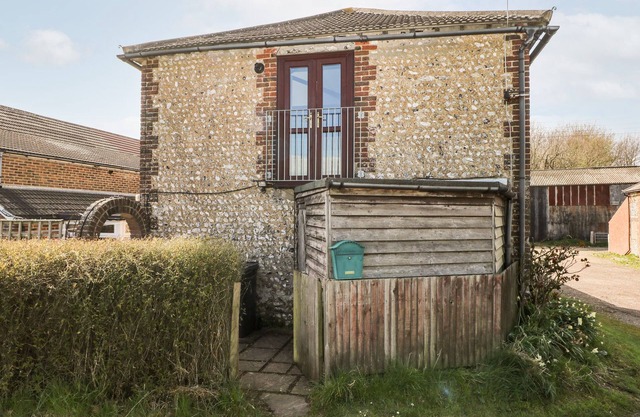 THE GRANARY, pet friendly, with a garden in Fulking