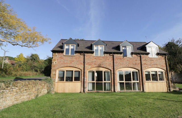 THE GRANARY, pet friendly, character holiday cottage in Gaydon