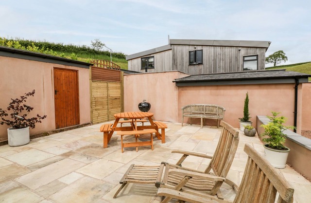 THE GRANARY, pet friendly, character holiday cottage in Wiveliscombe