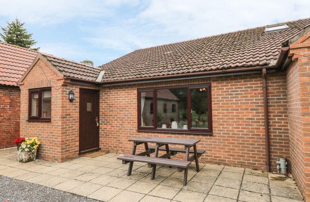 THE GRANARY, pet friendly, with a garden in York