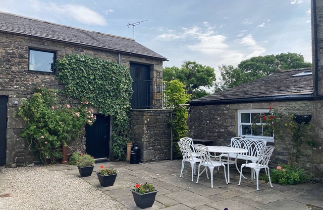 THE GRANARY, pet friendly, with a garden in Kirkby Lonsdale