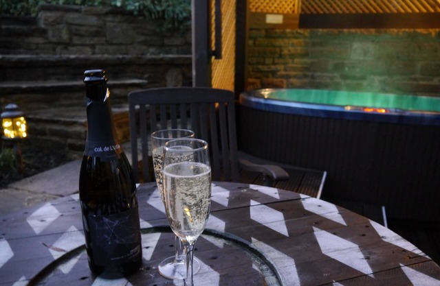 The Granary with hot tub - 2 miles from Skipton