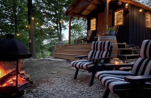 THE GRAPE ESCAPE - OFF GRID CABIN - Wine Trail & Lake View - Pet Friendly!n