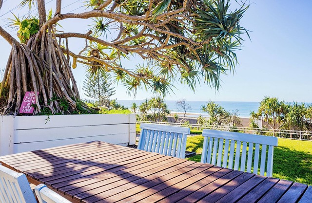 THE GRASSY KNOLL Panoramic Beach Apartment - Sunrise Beach