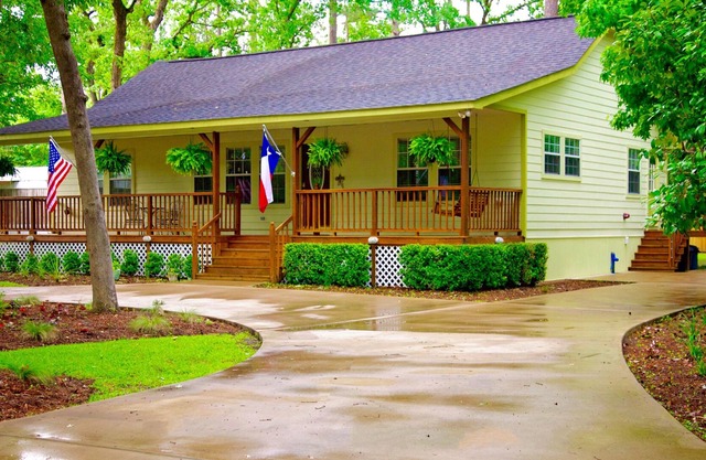 "The Gregory", Kayaks, Dock, Decks and a huge front porch