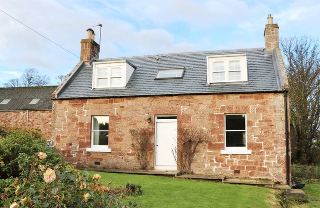 THE GRIEVES COTTAGE, family friendly, with open fire in Gifford