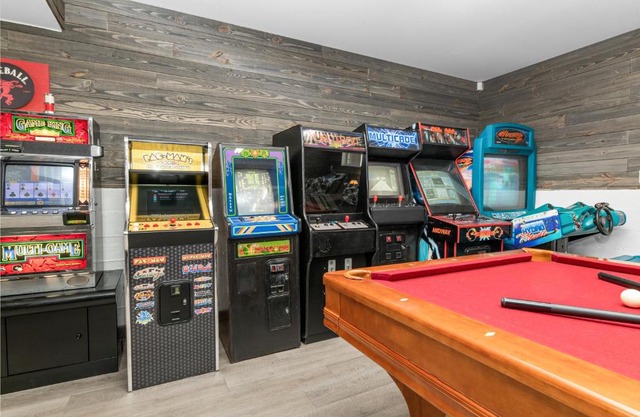 The Grizzlies Den - Log style cabin located in the desirable Fox Farm area! Games and arcade!