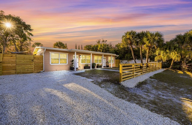 The Guava House - Coastal Arts District Getaway
