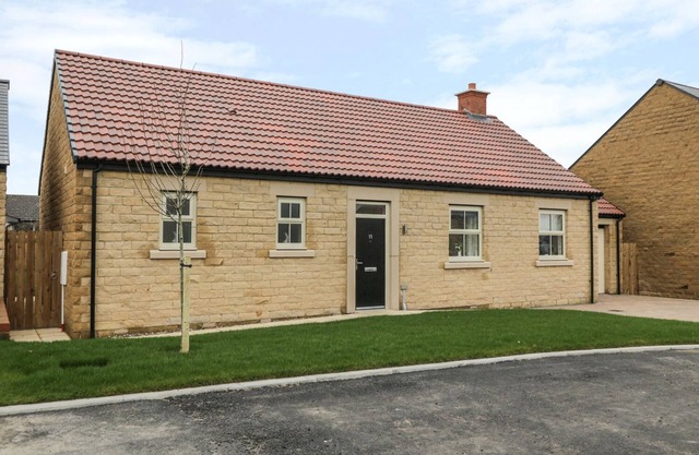 THE HAVEN, country holiday cottage, with a garden in Embleton