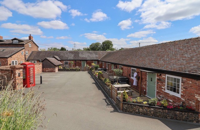 THE HAY BARN, romantic, character holiday cottage in Chester