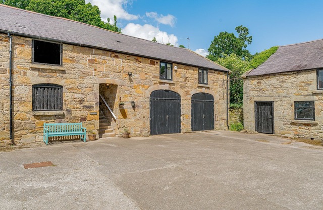 THE HAYLOFT, family friendly, character holiday cottage in Northop