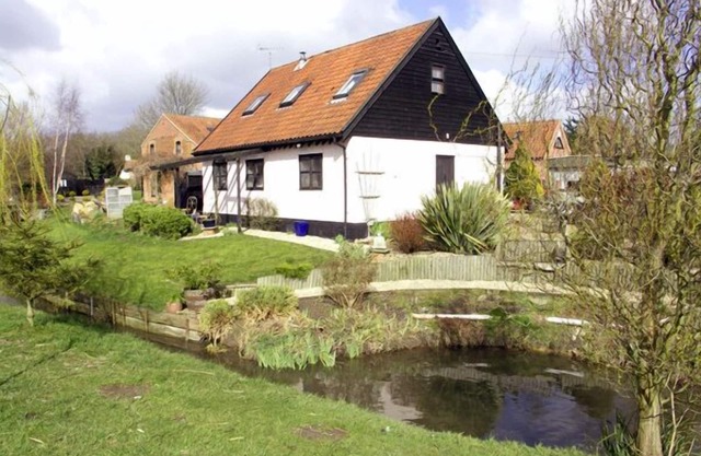 THE HAYLOFT, pet friendly, character holiday cottage in Necton
