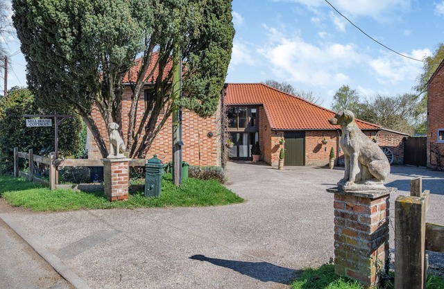 THE HAYLOFT, pet friendly, character holiday cottage in Saham Hills