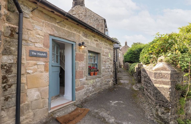 THE HAYLOFT, romantic, character holiday cottage in Winster