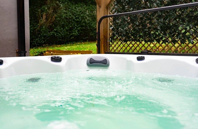 The Headingley House Leeds - Hot Tub - Sleeps Up to 12