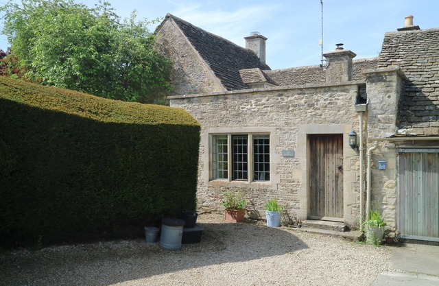 THE HERMITAGE, character holiday cottage, with a garden in Poulton