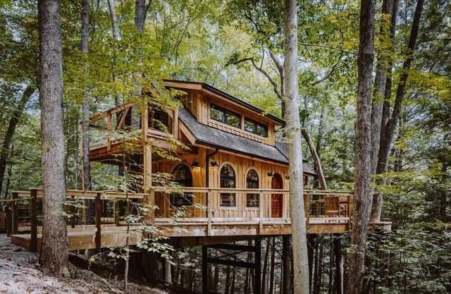 The Hickory Treehouse w/Suspension Bridge