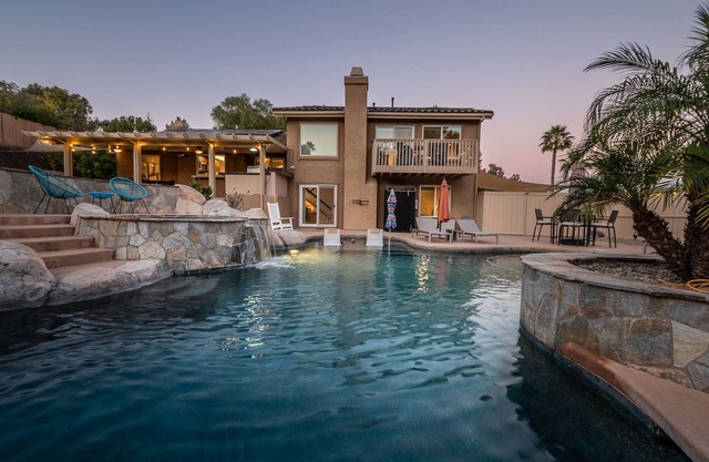The Hidden Retreat- Pool Slide/Game Room/Mini Golf/Pool & Hot Tub