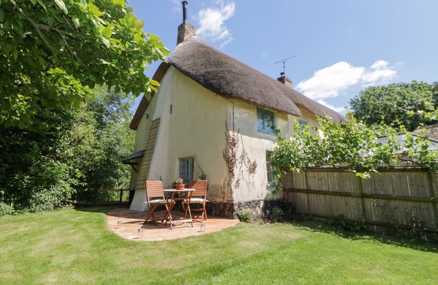 THE HIDEAWAY AT BURROW HILL, pet friendly in Ottery St Mary