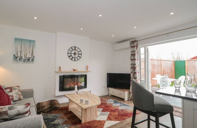 THE HIDEAWAY, pet friendly, with hot tub in Brean