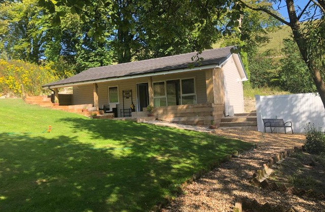 THE HIDEOUT, a Detached Lodge, Hot Tub, Heating, WiFi & Parking