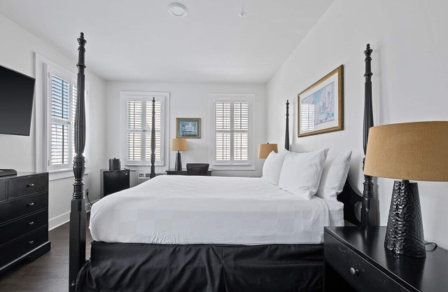 The Historic Streetcar Inn Deluxe Queen Room