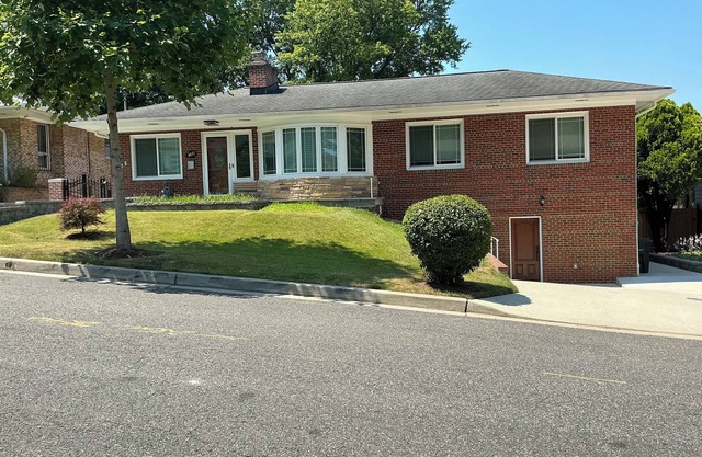 The Home in Washington DC, 2 bedrooms, 4 beds, Free parking, kitchen & laundry.