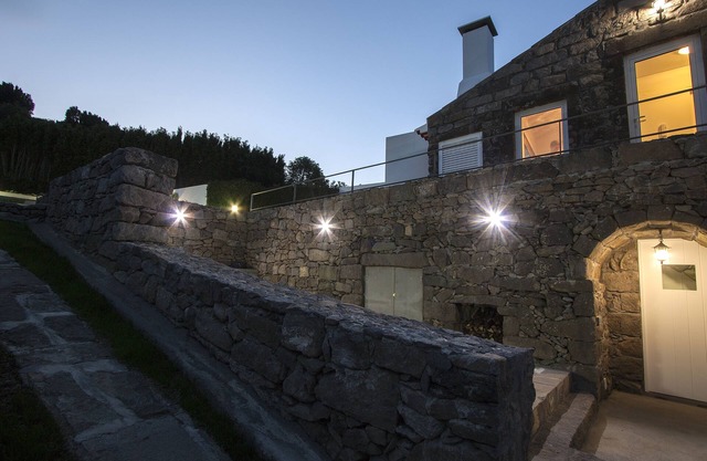 The house 'Casa do Simão' is a hospitable century-old house for rent