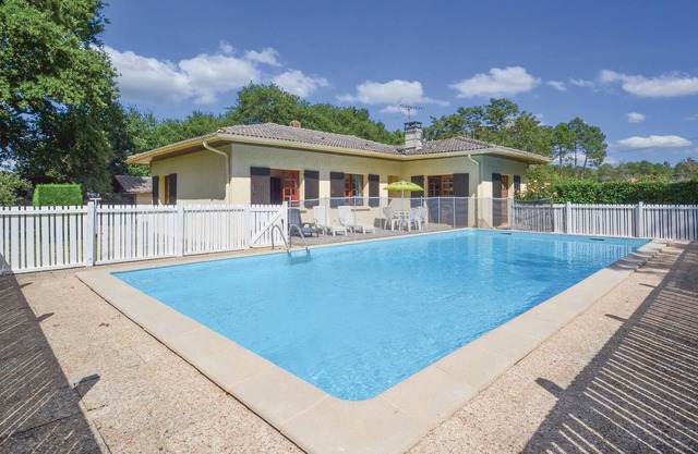 The house is modern, detached and located in a fenced garden.
