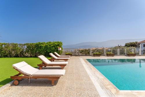The House of Gratitude - Poolside Retreat