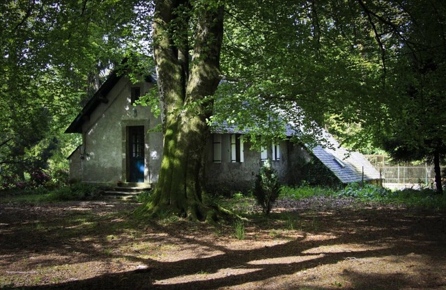 THE HOUSE OF THE GUARD/House of character on the banks of Lake Lampy