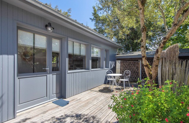 The House of the Harvesters – Charm and Comfort for 2, Terrace and Heated Pool