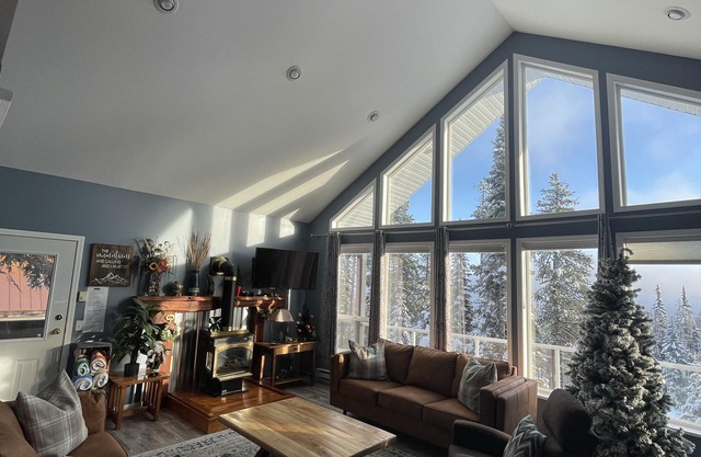 The Howling Wolf | Beautiful Chalet | Private Hot Tub | Pet friendly| Ski in/out