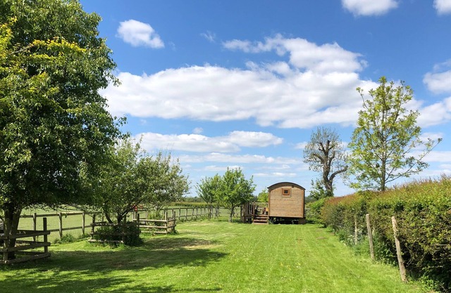 THE HUT, pet friendly, character holiday cottage in Market Bosworth