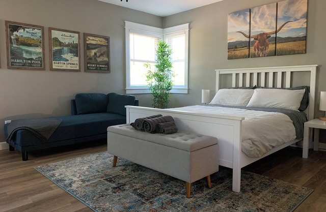 The Hyde Park Hideaway - Centrally-Located, Cozy Guesthouse - Explore ATX!