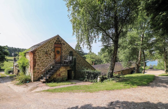 THE IVY BARN, pet friendly, character holiday cottage in Kirk Ireton