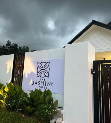 The Jasmine House Desa Putra w Private Pool 5 min Putrajaya