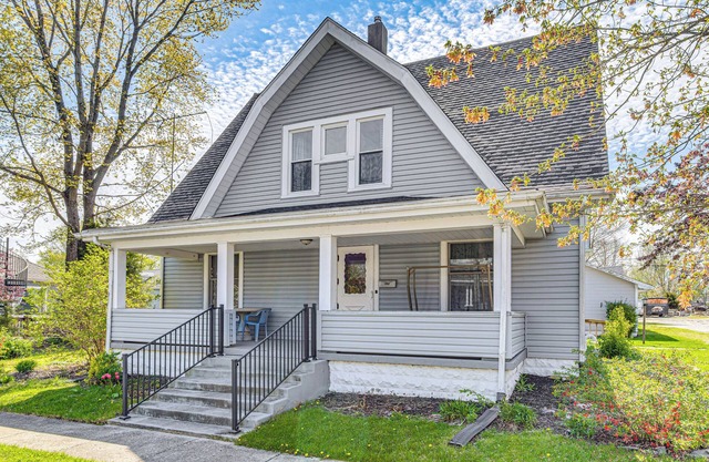 The Junction: Victorian Home in Quaint Fortville!