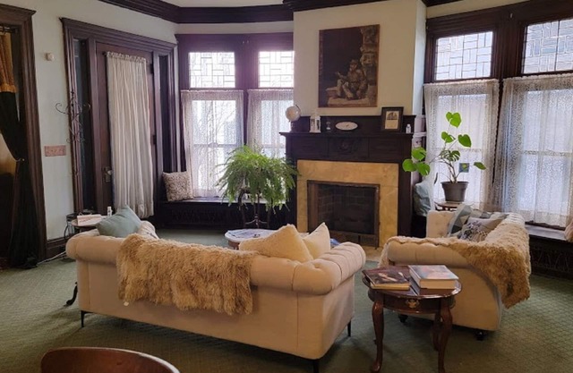 The Kings Throne Inn and Guest House