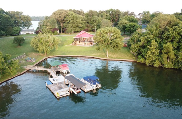 "The Kiser Cottage" #1 on Lake Norman w/Pontoon