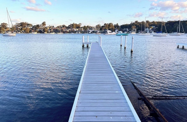 The Lake House at Lake Macquarie - Waterfront 5 Bedroom Luxury Home With Jetty