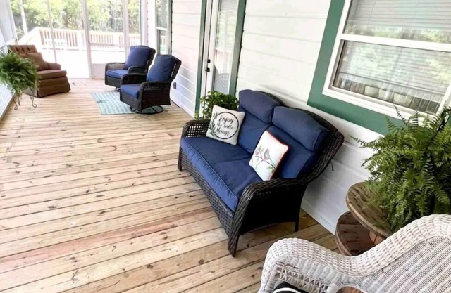 The Lakefront Deckhouse- perfect place for relaxing with nature and family